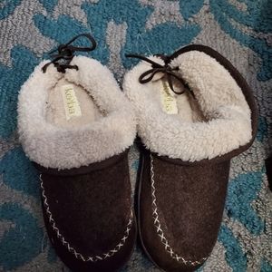 Super warm Kooba Brown women slippers size…